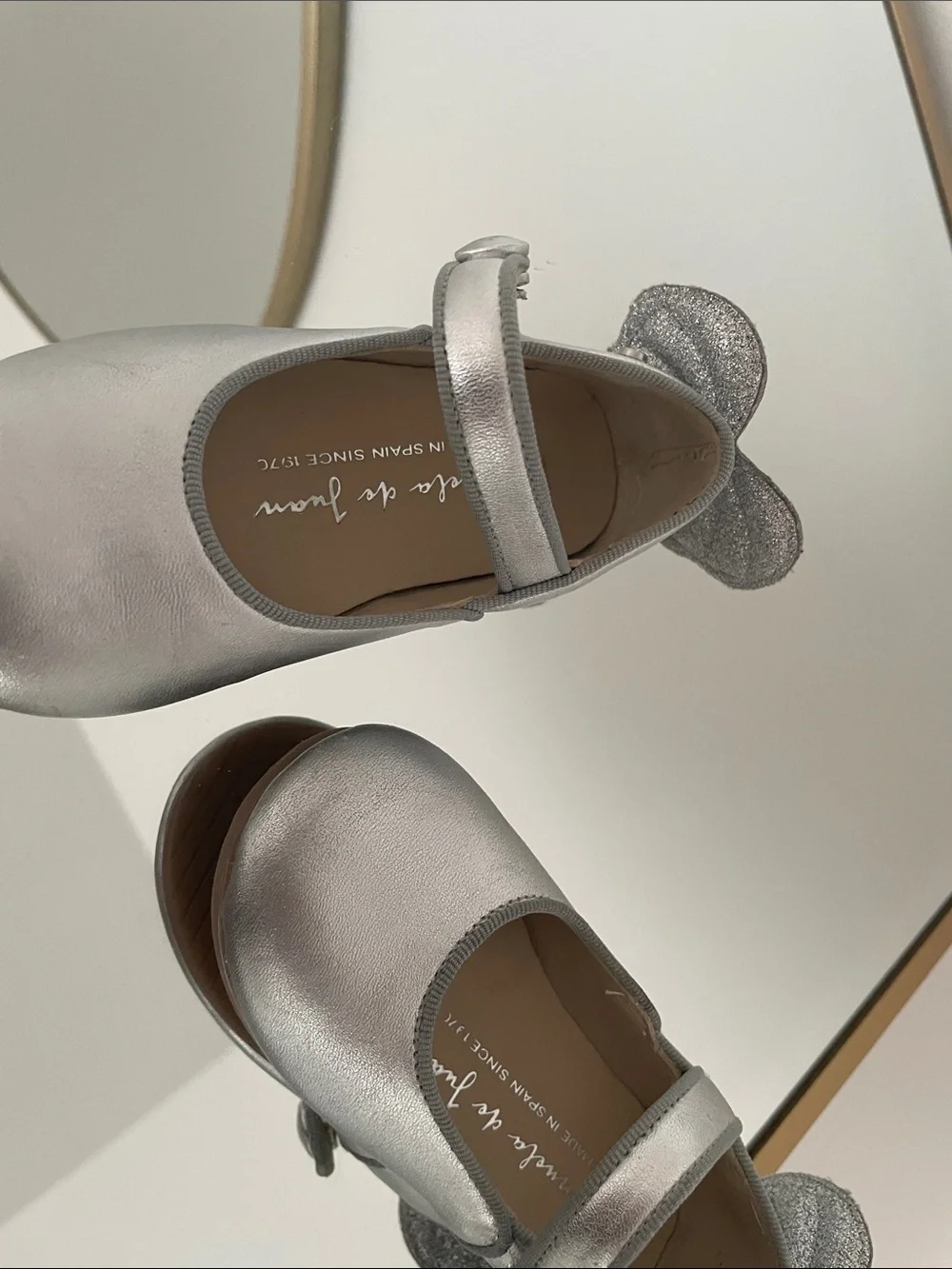 Manuela de Juan Kids Silver Mary Jane Shoes with wing size 21